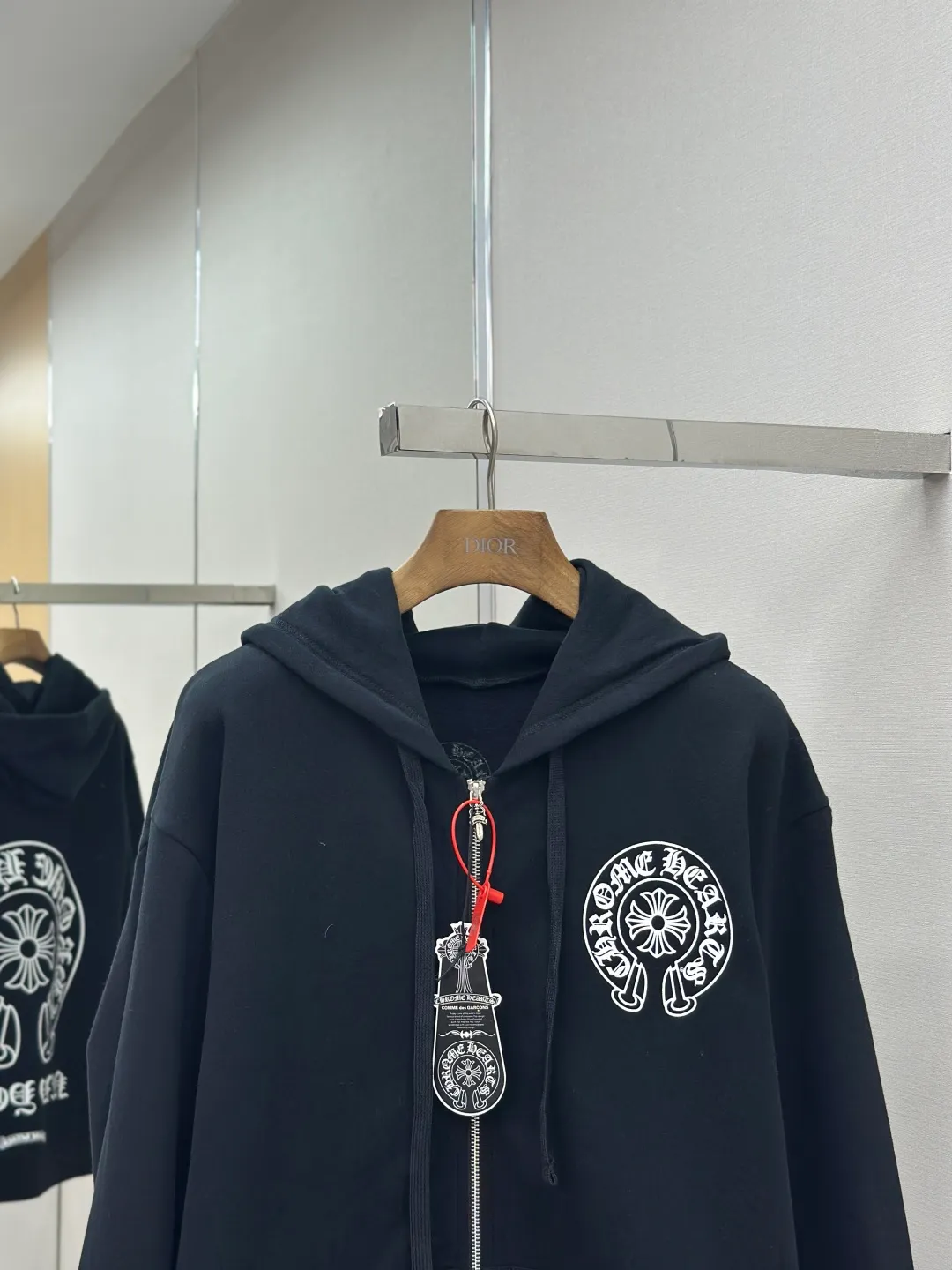 P480 Chrome Hearts letter-printed zipper jacket. Customized plain suede cotton. Delicate and smooth, comfortable and close to the skin. It is made of deep black as the base. Plain white lines are neatly cracked. The cross pattern on the front is precisely embellished on the chest, while the gray CH pattern is looming on the hem to control the visual focus. The scroll mantra is outlined on the back like an ancient seal. Ruggedness and sophistication coexist. The zippered hooded silhouette deconstructs the lazy drape carrying suede. A rock oracle that whispers that I am the rule. A rebellious ceremony about wearing and performing. Process 1: Use glue printing. The printing is modified three times by the film screen. Use glue liquid paint to print the pattern on the fabric. Bake the fabric to fix the printing pattern. Process 2: The fabrics are washed and have a better hand feel. Not easy to deform. Not easy to shrink. Not easy to fade. Maintain long-term beauty. Accessories: Customized CH zipper. Customized CH trademark. Version: Loose version. Size: S M L XL